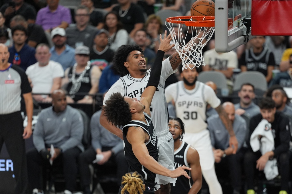 解说:哈珀临危不乱 文班和卡斯尔第一年都绝对不具备这样的气质 解说:哈珀临危不乱 文班和卡斯尔第一年都绝对不具备这样的气质